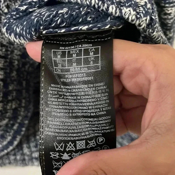 Guess Sweater Size M - Picture 6 of 8